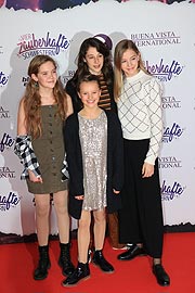 Hedda Erlebach, Leonore von Berg, Laila Padotzke, Lilith Julie Johna bei der Premiere von "Vier Zauberhafte Schwestern" (©Foto. Martin Schmitz)